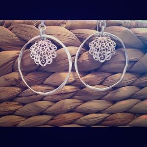 Hoop earrings with scallop detail